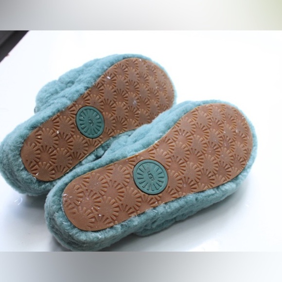 UGG Fluff Yea slides - Picture 4 of 12